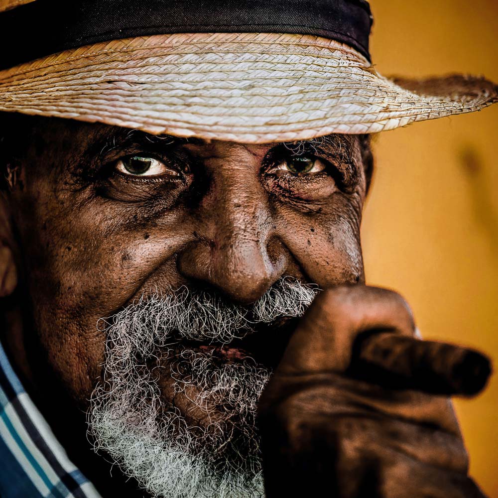 Visage expressif du fumeur de cigare