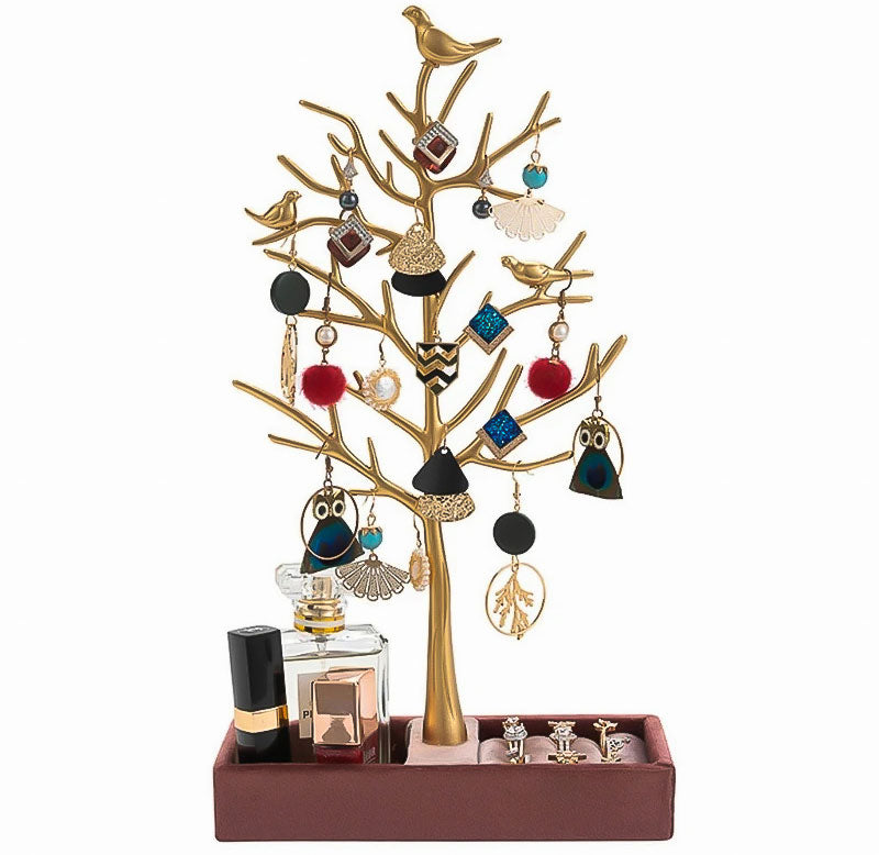Bijoux sur leur présentoir en forme d'arbre