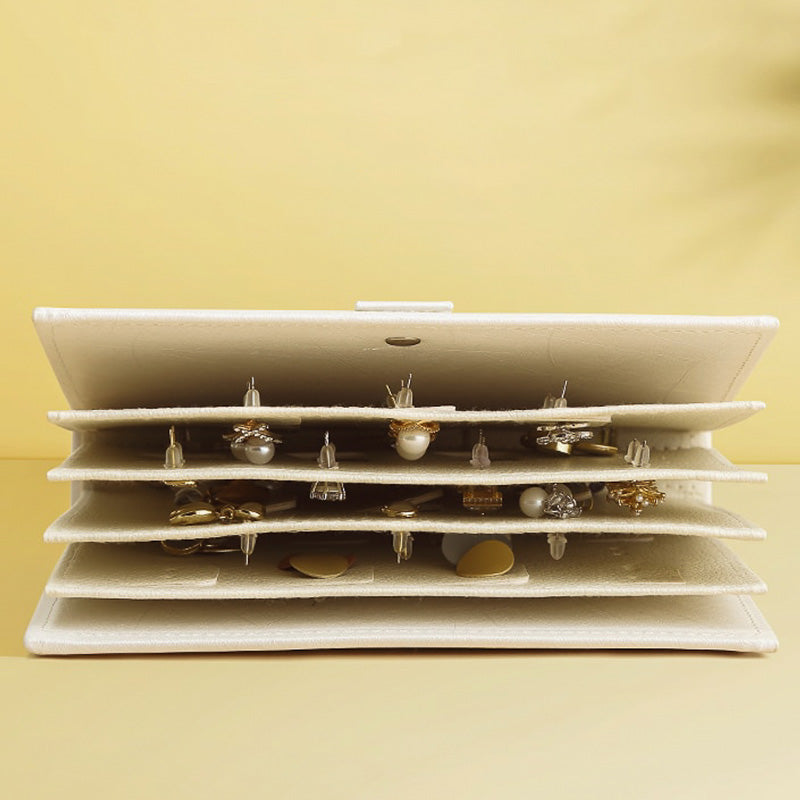 Boucles d'Oreilles dans leur Livre de Rangement