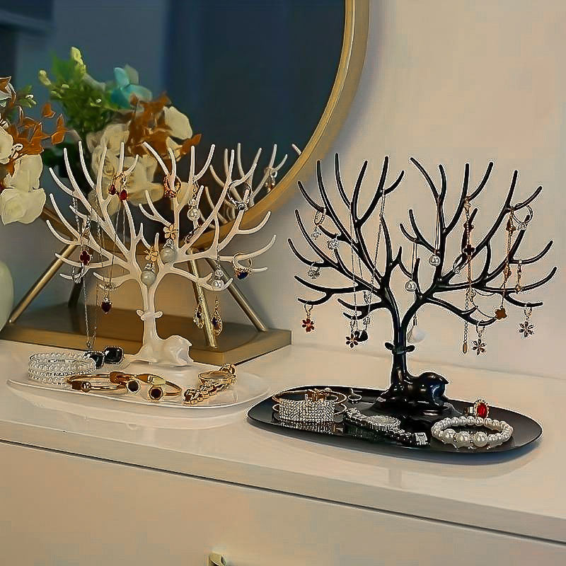 Deux coloris sont proposés par la Salle Des Coffres pour son Arbre à Bijoux Cerf