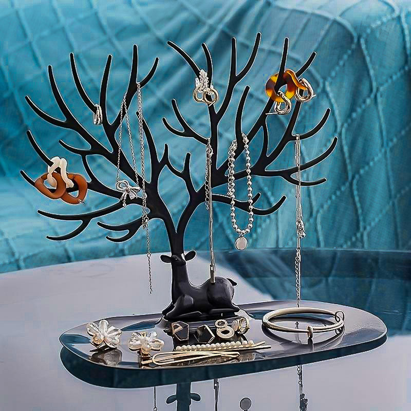 Colliers et boucles d'oreilles accrochés aux bois de l'Arbre à Bijoux Cerf de la Salle Des Coffres