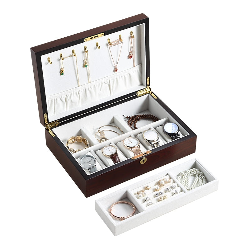 Montres et Bijoux prêts à être mis sous clé dans Coffret Bois