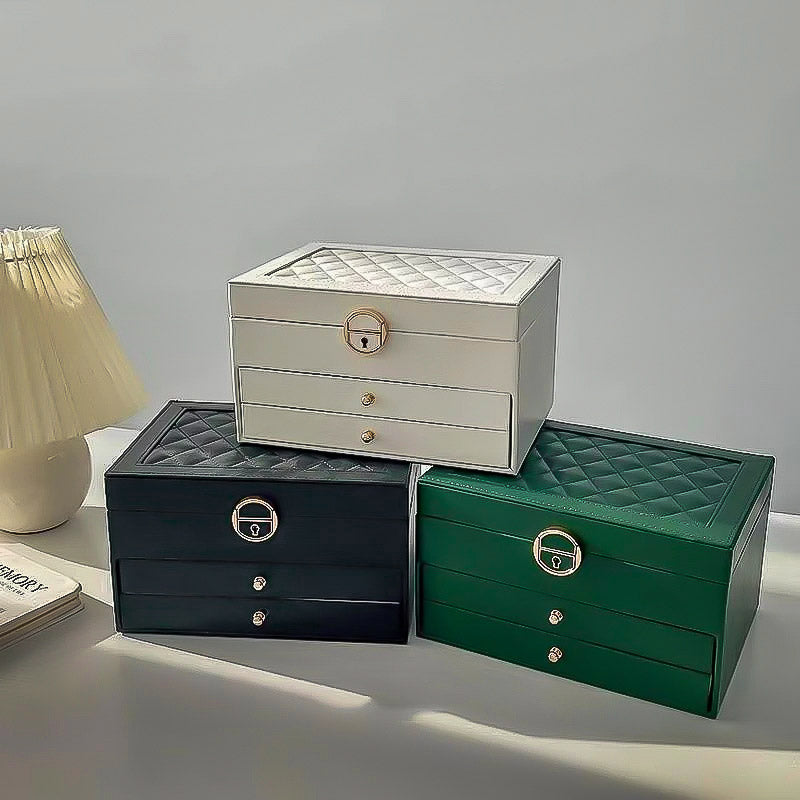 Trois coloris composent la gamme de la Boîte à Bijoux Rétro de la Salle Des Coffres