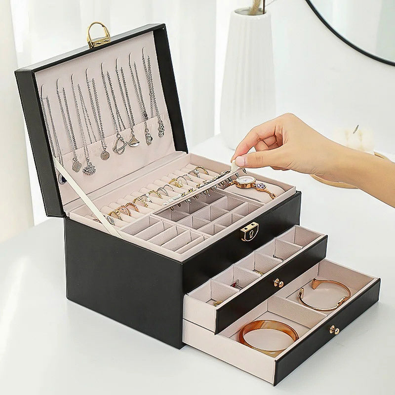 Colliers, Bracelets, Montre, Bagues, Boucles d'Oreilles sont protégées dans le velours de cette Boîte à Bijoux Rétro en Cuir PU