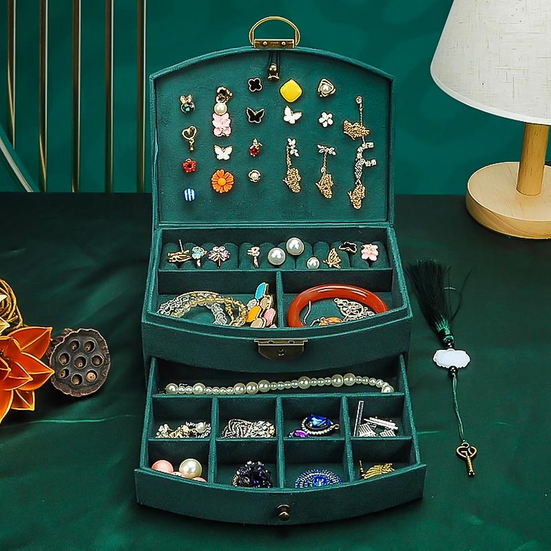 Rangement des Bijoux dans la Boîte en Velours à Serrure de la Salle Des Coffres