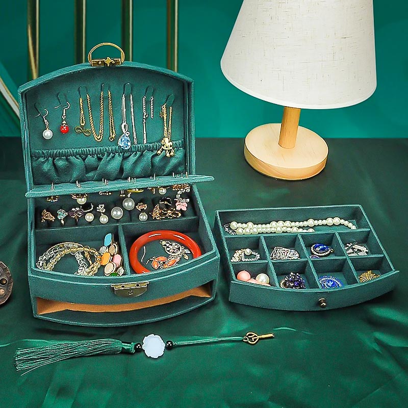 Bijoux bien protégés dans la Boîte à Bijoux en Velours de la Salle Des Coffres