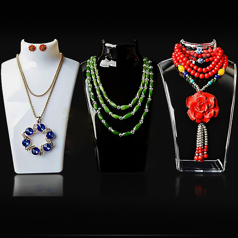 Trois coloris de Bustes porte-Collier alignés