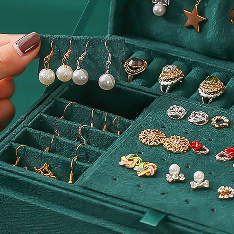 Boucles d'Oreilles sur une des parois escamotable du Coffret à Bijoux en Velours de la Salle Des Coffres