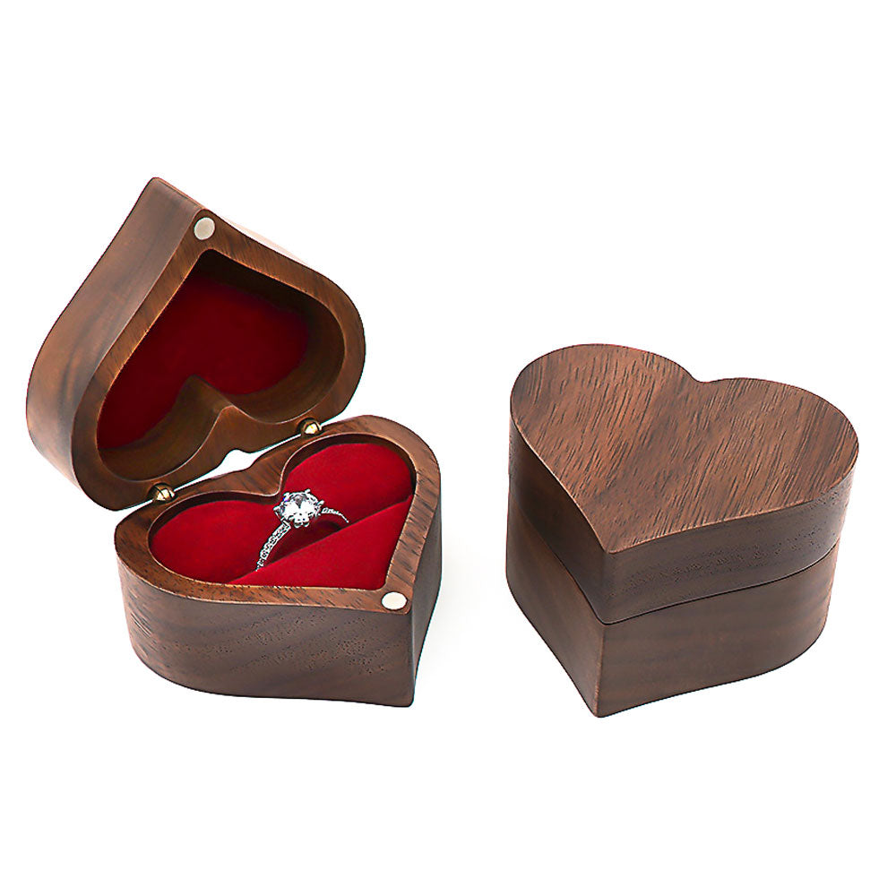 Ecrin en bois et forme de coeur rouge