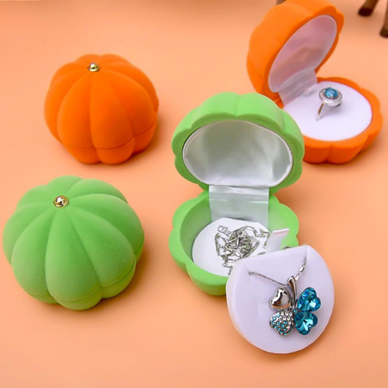 Exemple de mise en scène des Boîtes à Bague Citrouille pour Halloween