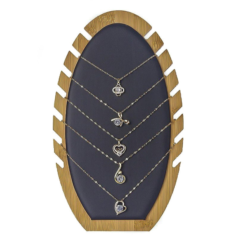 Exposition de Colliers sur leur Présentoir en Bois