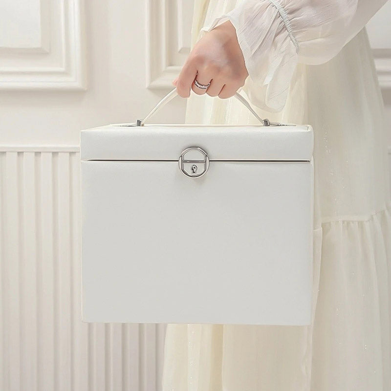 La poignée de la Grande Boîte à Bijoux en Cuir facilite son transport