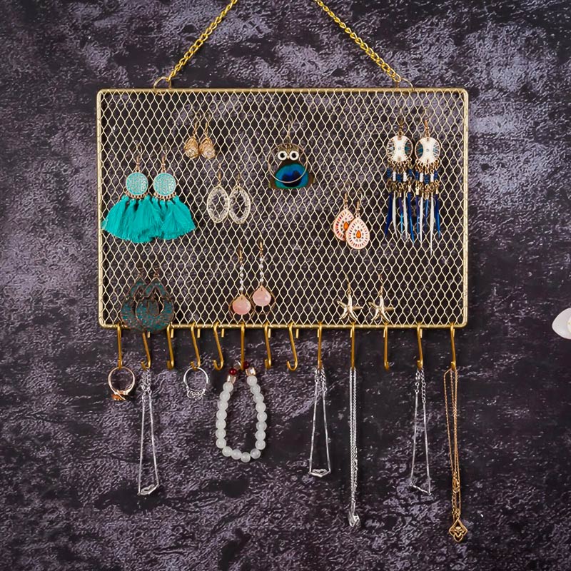 Porte Bijoux accroché au mur