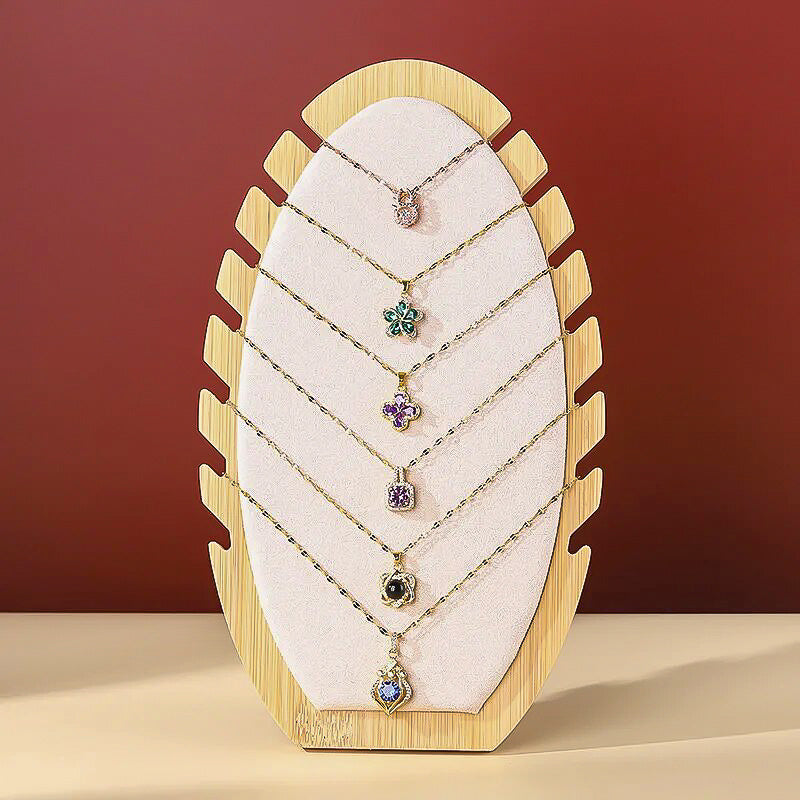 Présentation des Bijoux sur leur porte-Collier couleur Ivoire