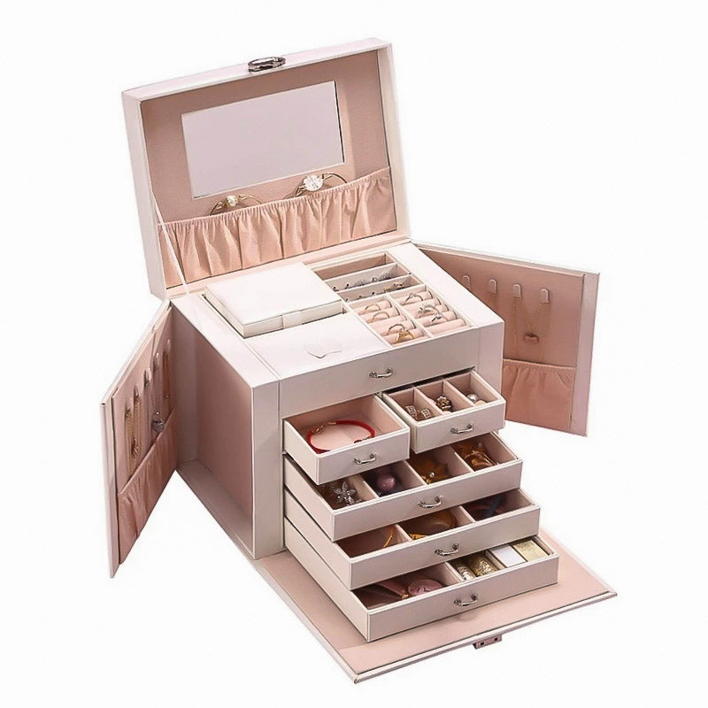 5 tiroirs équipent la Grande Boîte à Bijoux en Cuir de la Salle Des Coffres