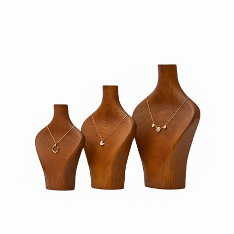 Les trois Mannequins en Bois Portes-Colliers de la Salle Des Coffres