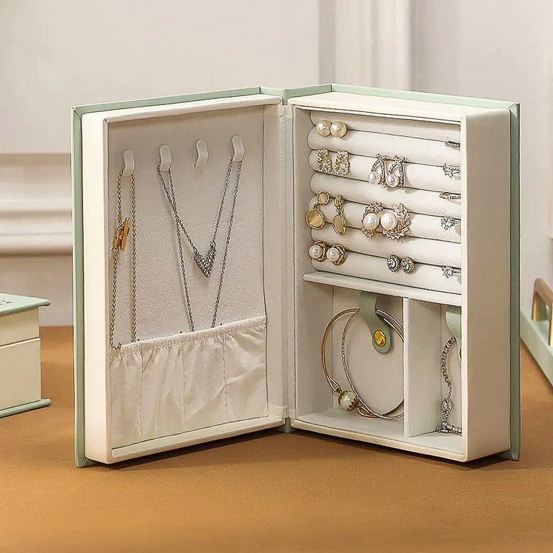 Bijoux rangés dans la Boîte imitant un Livre